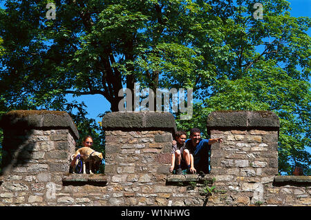 Familie in Pinnacles, Römerkastell Saalburg Taunus, Hessen, Deutschland Stockfoto