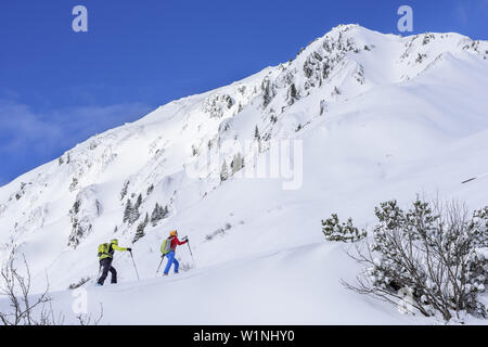 Zwei Personen zurück - Langlauf aufsteigend zu Sonnenjoch, Sonnenjoch, Kitzbüheler Alpen, Tirol, Österreich Stockfoto