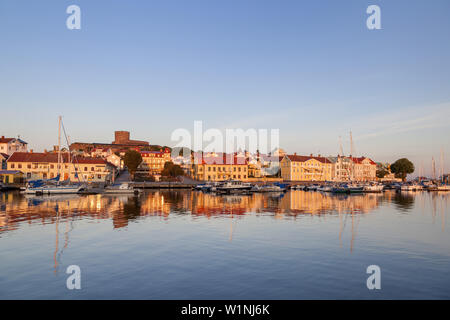 Blick von Koö zu Marstrand mit der Festung auf der Insel Carlstan Marstrandsö, Bohuslän, February, Götaland, Süd Schweden, Schweden, Skandinavien, Stockfoto