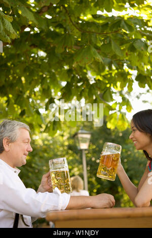 Mann und junge Frau im Biergarten, Starnberger See, Bayern, Deutschland Stockfoto