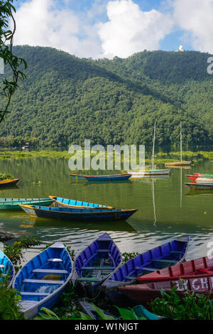 Hölzerne Boote auf dem See Phewa weiter in die zweitgrößte Stadt in Nepal, Pokhara, Nepal, Himalaya, Asien Stockfoto