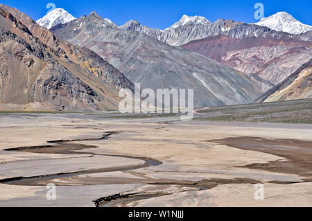 "Bunten Berge und den Fluss Tal des Rio Plata, Valle del Yeso, Cajon del Maipo, Región Metropolitana de Santiago, Anden, Chile;". Stockfoto