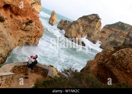 Felsformationen entlang der Küste, Ponta da Piedade in der Nähe von Lagos, Algarve, Portugal Stockfoto