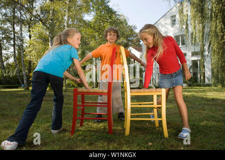 Kinder spielen Musical Chairs, Geburtstag der Kinder Stockfoto