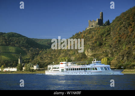 Ausflug Schiff an Maus Schloss, in der Nähe von St. Goarshausen, Rhein, Rheinland-Pfalz, Deutschland Stockfoto