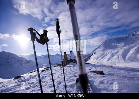 Junges Paar in der Nähe von Hang sitzend, in Aussicht, Kühtai, Tirol, Österreich Stockfoto