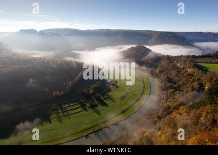 Clearing Nebel im Tal der Donau, Naturpark Obere Donau, Baden-Württemberg, Deutschland Stockfoto