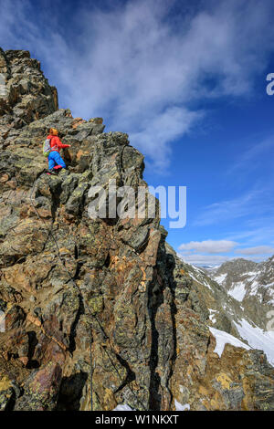 Frau wandern aufsteigend auf Klettersteig in Richtung Gloedis, Gloedis, Schober, Hohe Tauern, Nationalpark Hohe Tauern, Osttirol, Tirol, Österreich Stockfoto