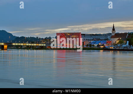 Ars Electronica Center und Pfarrkirche St. Josef in Linz Urfahr, Linz an der Donau, Oberösterreich, Oberösterreich, Österreich, Europa Stockfoto