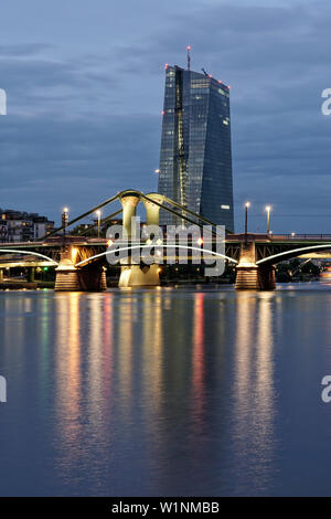 Eisener Steg Bridge, die Skyline des Financial District, Frankfurt am Main, Deutschland Stockfoto