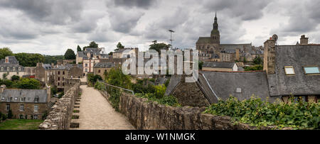 Blick über den mittelalterlichen Gebäuden von Dinan von Chemin de Ronde (Wehrgang), Bretagne, Frankreich Stockfoto