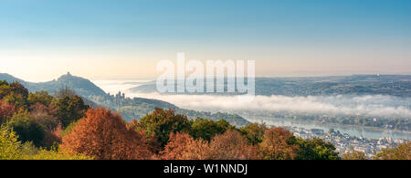 Die Hügel die Burgruine Drachenfels mit Schloss Drachenburg im Siebengebirge und der Stadt Königswinter, Nebel vom Rhein, Deutschland entstehen Stockfoto