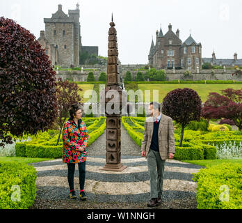 Restaurator & Immobilien Manager bei Schottlands älteste 1630 Obelisk Sonnenuhr Drummond Castle Gardens, Perthshire, Schottland, Großbritannien. Stockfoto