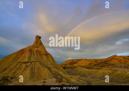 Regenbogen über Castil de Tierra, El Castildetierra, Bardenas Reales, Halbwüste natürlichen Region (Badlands), UNESCO-Biosphärenreservat, bardena Blanca, Wh Stockfoto