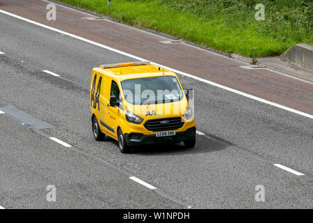 2019 Ford Transit Custom 340 Base; Yellow AA Van Recovery Truck. Seitenansicht des Rettungsaufholtransporters, der auf der Autobahn M6, Lancaster, Großbritannien, fährt; Fahrzeugverkehr, Transport, moderne, in Richtung Norden gebundene Autobahn mit 3 Spuren. Stockfoto