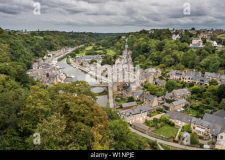 Blick auf Port de Dinan, Fluss Rance, Bretagne, Frankreich, Bretagne, Frankreich Stockfoto