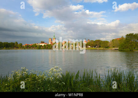 Blick über den Knieperteich auf die Altstadt und die Nikolaikirche, Stralsund, Ostsee, Mecklenburg-Vorpommern, Deutschland Stockfoto