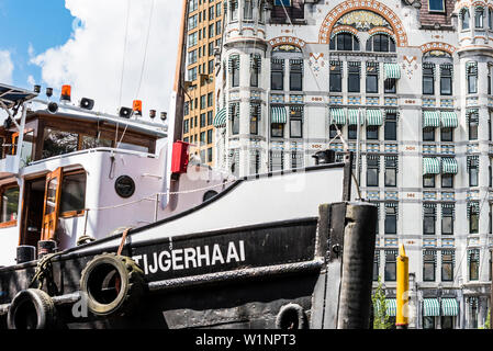 Blick auf den historischen Boot in der Oudehaven Tijgerhaai auf die Fassade des alten Hochhaus Witte Huis, Rotterdam, Niederlande Stockfoto