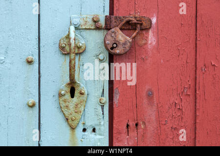 Rostige alte Tür in einem Holz tor, Bohuslän, February, Götaland, Süd Schweden, Schweden, Skandinavien, Nordeuropa, Europa Stockfoto