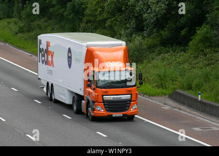 FedEx DAF CF Lieferwagen auf der M6, Lancaster, UK; Verkehr, Transport, moderne, Nord - Auf der 3 spurigen Autobahn gebunden. Stockfoto