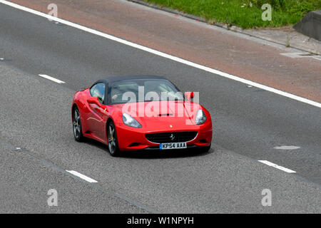 2014 Ferrari California 2 Plus 2 S-A; Großbritannien Verkehr, Transport, moderne, Limousinen, Nord - Auf der 3 spurigen Autobahn gebunden. Stockfoto