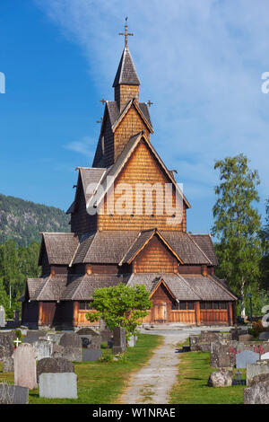 Heddal Kirche mit Pfad und Grabsteine im Sommer, Notodden, Telemark, Norwegen Stabkirche, Skandinavien Stockfoto