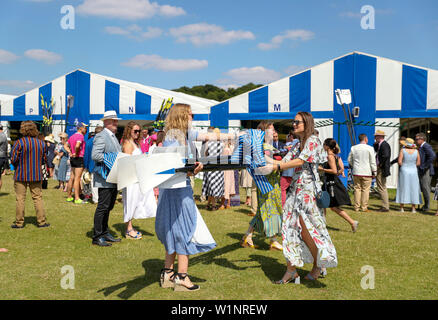 Frauen rudern Durchführung am Eröffnungstag der 2019 Henley Royal Regatta entlang der Themse. Stockfoto