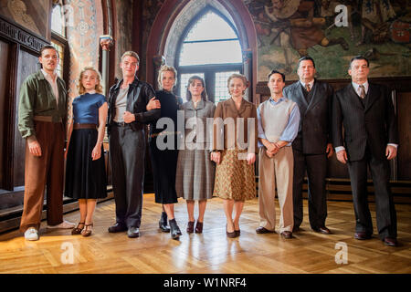 03 Juli 2019, Nordrhein-Westfalen, Solingen: Die Schauspieler Franz Hartwig (L-R), Elisa Schlott, David Schütter, Katja Riemann, Vanessa Loibl, Anna Maria Mühe, Ludwig Trepte, Hans-Jochen Wagner und Thomas Sarbacher schießt, ist die dreiteilige ARD-Film "Unsere wunderbaren Jahre" auf Burg Solingen, Burg. Basierend auf dem gleichnamigen Roman von Peter Prange, die multi-part" Unsere wunderbaren Jahre" erzählt die Geschichte einer Familie, die in der Nachkriegszeit in Deutschland und während des Wirtschaftswunders in Altena im Sauerland, sind auf der Suche nach sich selbst und ihre mögliche Perspektiven in Deutschland. Foto: Stockfoto