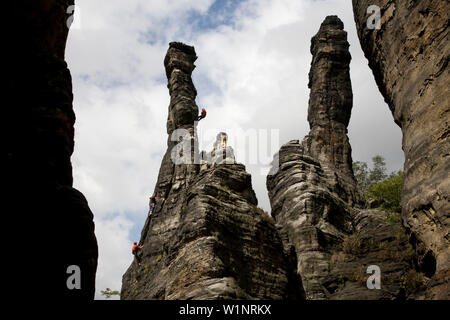 Kletterer auf die Türme der Kleine (links) und Groß (rechts) Hercules Spalte, Bielatal, Elbsandsteingebirge, Sächsische Schweiz, Sachsen, Germ Stockfoto