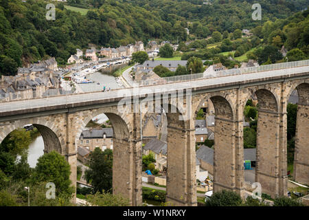 Blick auf den Viadukt (D 795) überqueren Sie den Fluss Rance, Bretagne, Frankreich, Bretagne, Frankreich Stockfoto