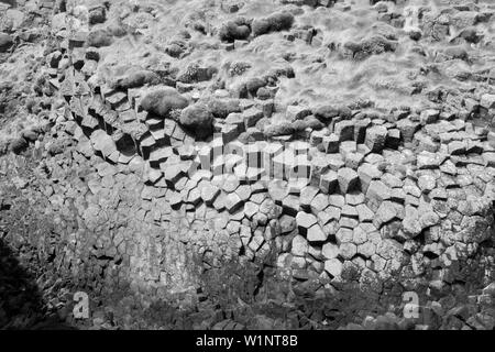 Basaltsäulen auf der Isle of Staffa in der Nähe des Landungsstegs Fingal's Cave, einer der Inseln der Inner Hebrides vor der Westküste Schottlands. Stockfoto