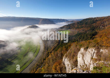 Clearing Nebel im Tal der Donau, Naturpark Obere Donau, Baden-Württemberg, Deutschland Stockfoto