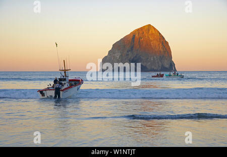 Dorymen (Fischer), Haystack Rock, Pacific-City, Pacific-Coast, Oregon, USA, Nordamerika Stockfoto