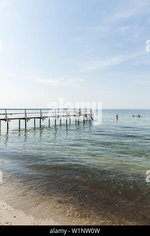 Holzsteg am Strand von Heiligenhafen, Schleswig-Holstein, Ostsee, Norddeutschland, Deutschland Stockfoto