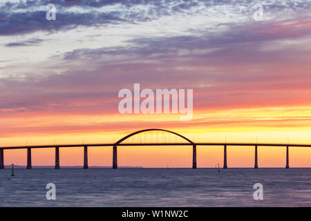 Roter Himmel über der Ostsee und die Brücke von Langeland, Dänemark, Insel Langeland, Dänische Südseeinseln, Süddänemark, Dänemark, Skandinavien, Keine Stockfoto