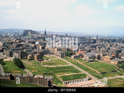 1960, historische, Luftaufnahme über die Skyline von Edinburgh, Schottland, Edinburgh Castle, der alten Festung sitzen 250 ft über der Stadt am Castle Rock in der Ferne. Stockfoto