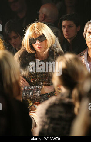 New York, USA. 16. Februar, 2009. American Vogue Editor-In-Chefredakteur, Anna Wintour am Thakoon Herbst 2009 bei der Mercedes-Benz Fashion Week bei Eyebeam. Quelle: Steve Mack/Alamy Stockfoto