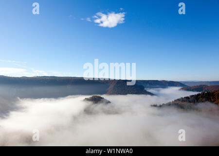 Nebel im Tal der Donau, Naturpark Obere Donau, Baden-Württemberg, Deutschland Stockfoto