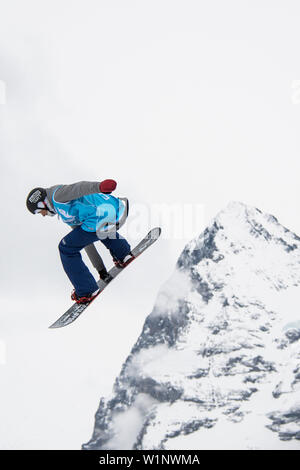 Freestyle-Skifahrer in Aktion, Whitestyle öffnen, Freestyle-Wettbewerb, Muerren, Kanton Bern, Schweiz Stockfoto