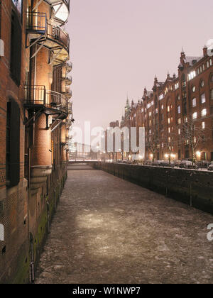 Eisschollen auf Deich, Speicherstadt (Lagerhaus-Stadt), Hamburg, Deutschland Stockfoto