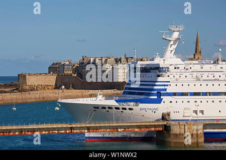 England Fähre am Hafen von Saint-Malo, Departement Ille-et-Vilaine, Bretagne, Frankreich, Europa Stockfoto