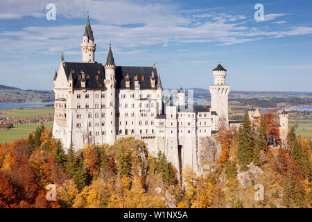 Blick auf das Schloss Neuschwanstein aus Marienbruecke im Herbst, Oberallgaeu, Bayern, Deutschland Stockfoto