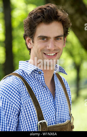 Mitte der erwachsenen Mann in die Kamera lächeln Stockfoto