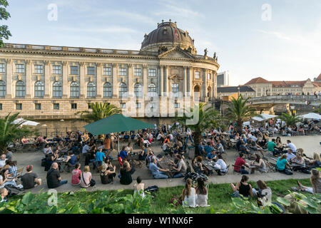 Berlin-Strandbar am Spreeufer in der Nähe von Museumsinsel, Strandbar Mitte, Berlin Stockfoto