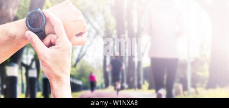 Nahaufnahme des Menschen Hand mit smartwatch ihr Training, ihre Leistung zu verfolgen. Stockfoto