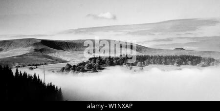 Blick auf die Black Mountains über das nebelummantelte Tal von Buckland Hill, Powys, Südwales Stockfoto