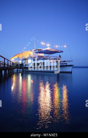 Beleuchtete museum Schiff am Seeufer, Starnberger See, Kustermannpark, Tutzing, Bayern, Deutschland Stockfoto