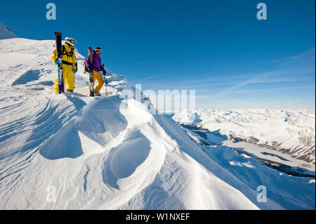 Skifahrer auf der Suche über ein Tal, Piz Corvatsch, Engadin, Kanton Graubünden, Schweiz Stockfoto