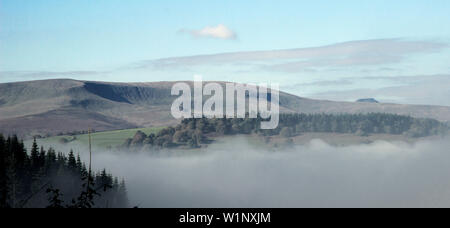 Blick auf die Black Mountains über das nebelummantelte Tal von Buckland Hill, Powys, Südwales Stockfoto