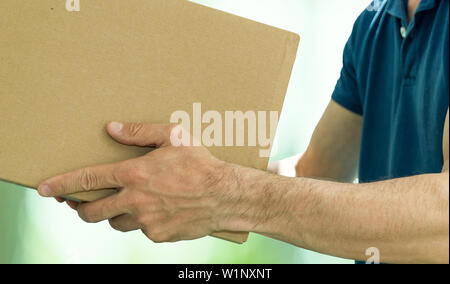 Empfangen von Kurier an den Kunden. Lieferung Konzept. Stockfoto